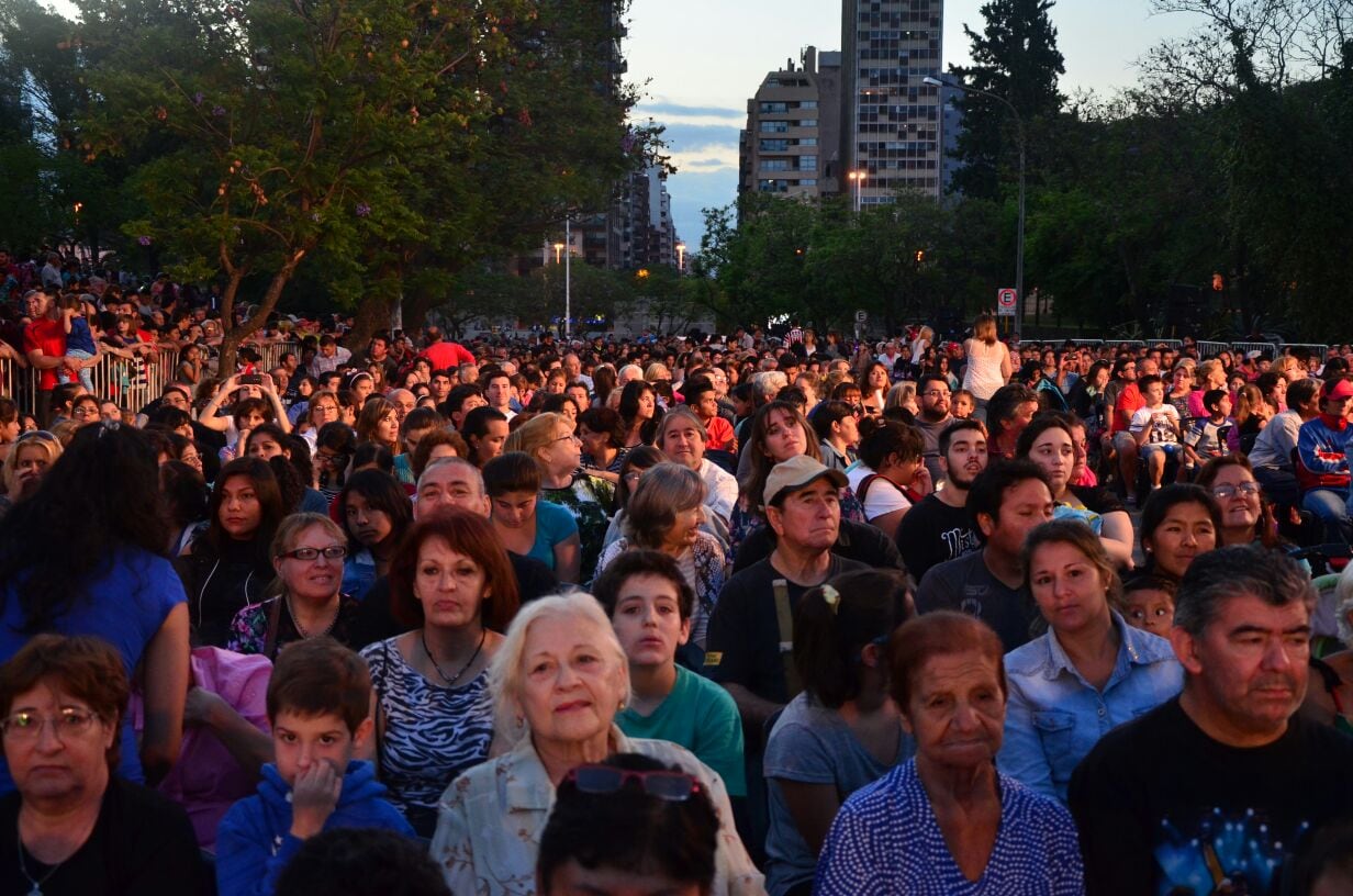 Córdoba ya tiene nuevo arbolito para esperar las fiestas. Foto: Francesco Trombetta / ElDoce.tv.