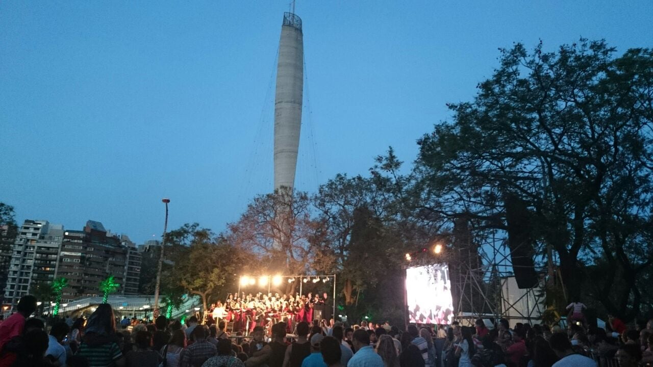 Córdoba ya tiene nuevo arbolito para esperar las fiestas. Foto: Francesco Trombetta / ElDoce.tv.