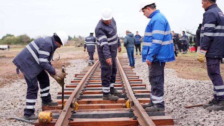 Cordobeses fabrican durmientes ferroviarios con plástico reciclado: el paso a paso