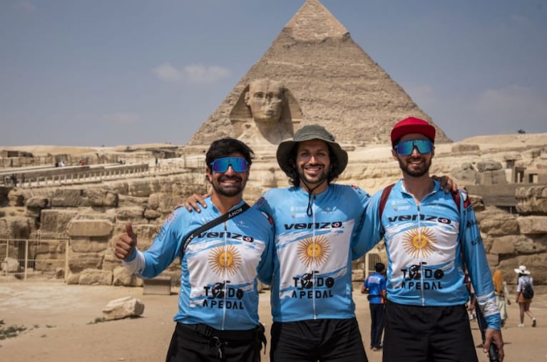 Cordobeses llegaron en bici a Qatar para ver a la Scaloneta: la experiencia en Seguimos