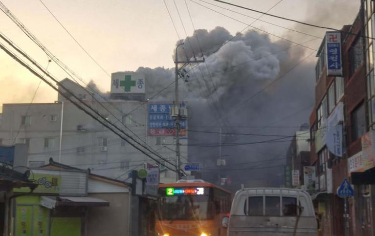 Corea del Sur: 37 muertos al incendiarse un hospital