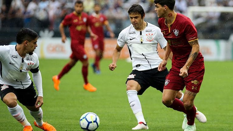 Corinthians y su nuevo sponsor en la camiseta que se ve con el sudor