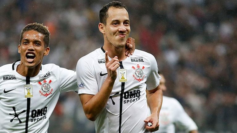 Corinthians y su nuevo sponsor en la camiseta que se ve con el sudor