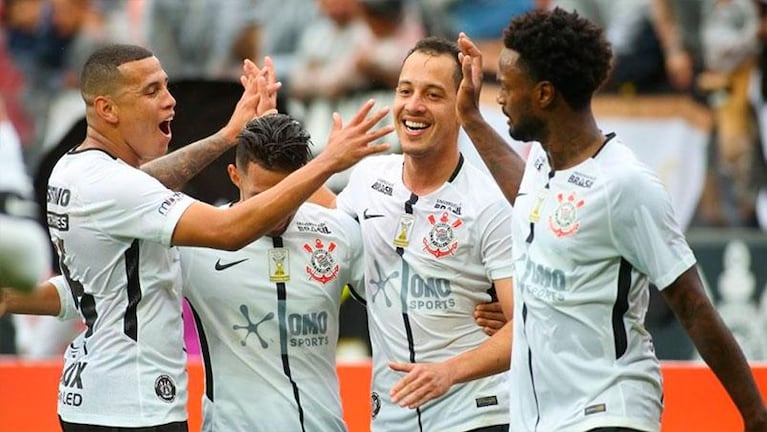 Corinthians y su nuevo sponsor en la camiseta que se ve con el sudor