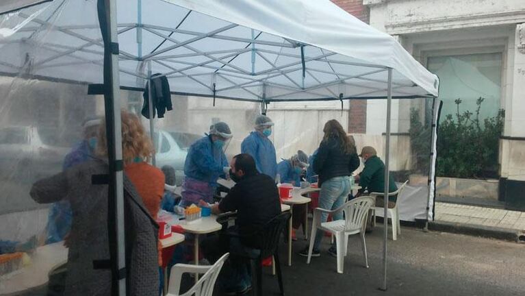 Coronavirus en Córdoba: testean a vecinos y comerciantes en la zona de la Clínica Sucre