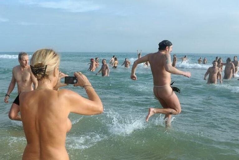 Coronavirus: organizaron una fiesta nudista y se contagiaron más de 240 personas