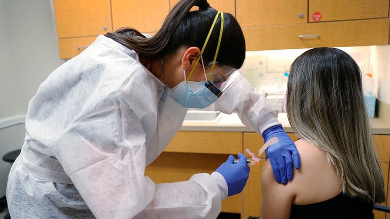 Coronavirus: pausan las pruebas de la vacuna de Oxford por posibles efectos adversos