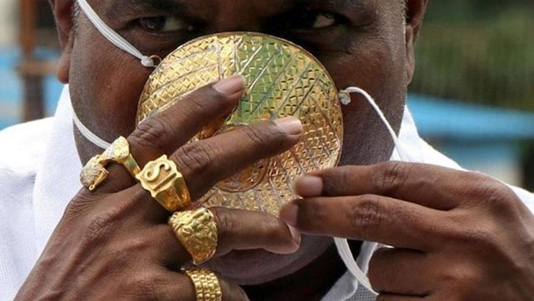 Coronavirus: un empresario indio mostró su barbijo de oro que sale una fortuna