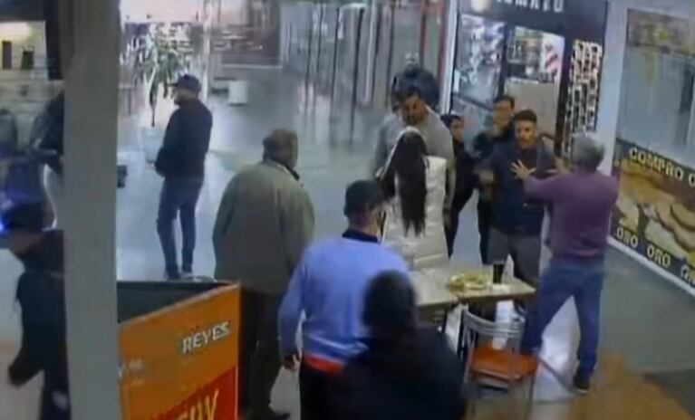 Corridas, trompadas para todos lados y descontrol en una galería del centro: el video