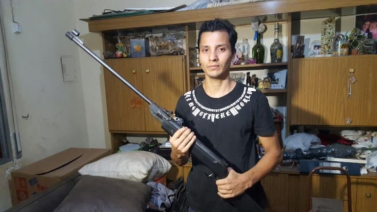 Corrió a ladrones con una katana y tiene más armas en su casa