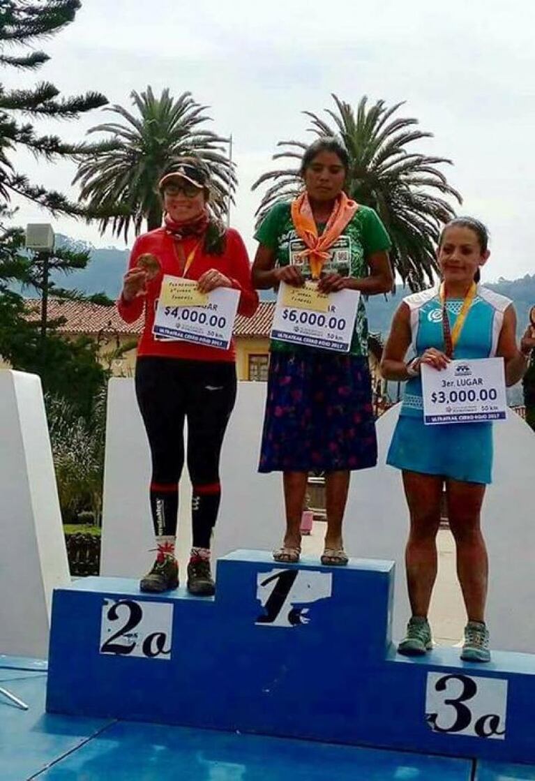 Corrió una maratón en sandalias y ganó