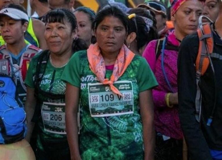 Corrió una maratón en sandalias y ganó