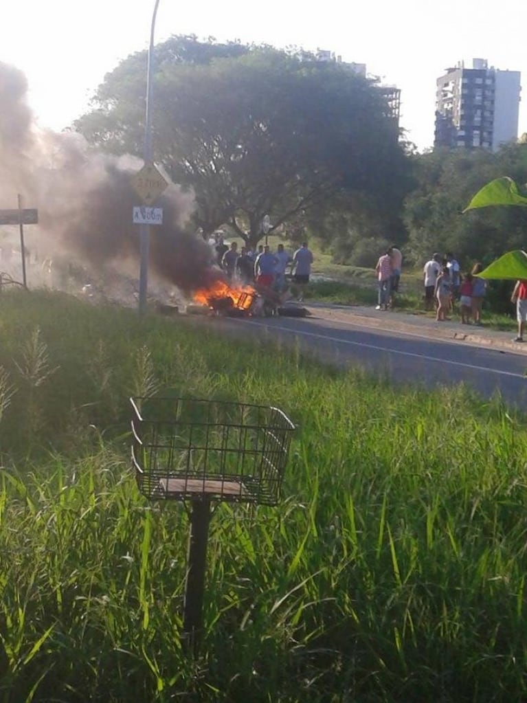 Cortan la costanera en reclamo por las consecuencias de la lluvia