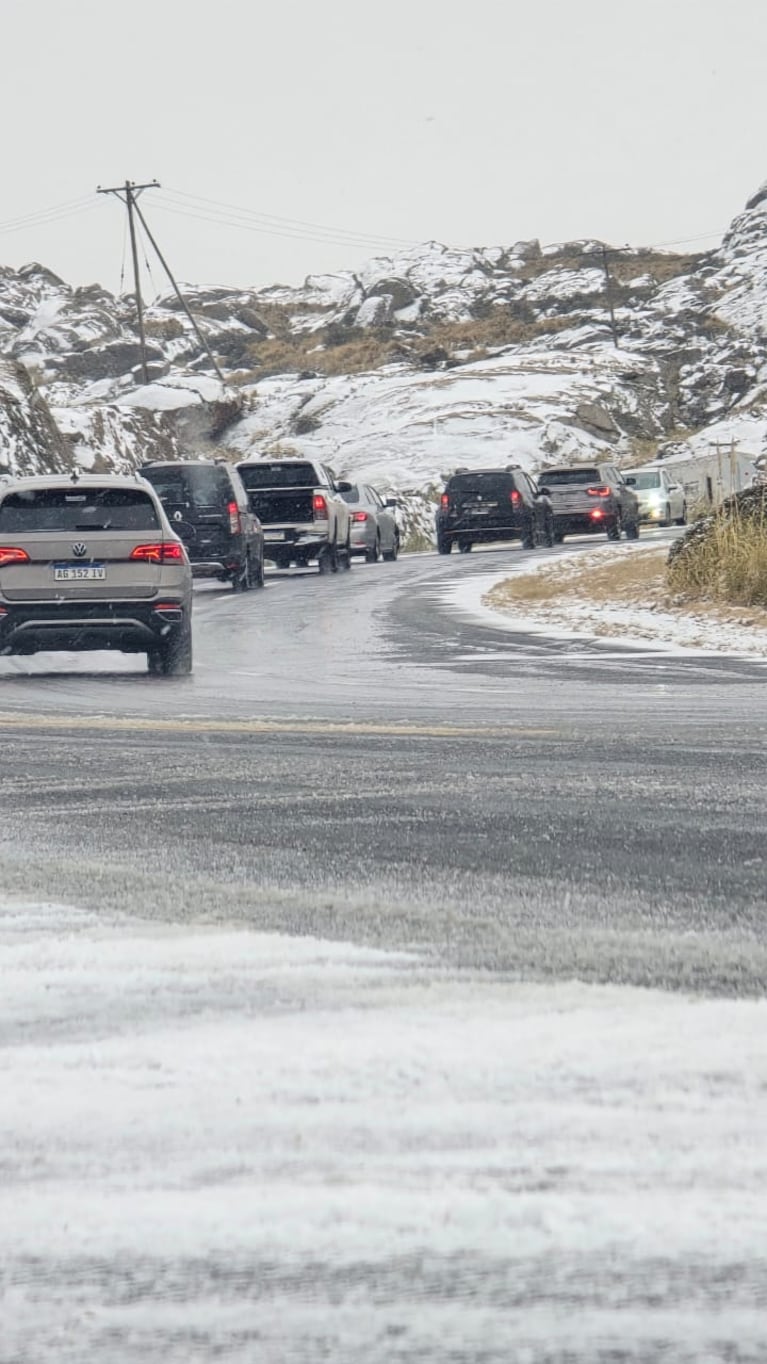 Corte de tránsito por nieve en las Altas Cumbres. Imagen: Lucho Casalla/ El Doce.