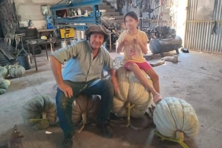 Cosechó un enorme zapallo de 111 kilos y batió un récord en un pueblo de Córdoba 
