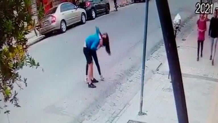 Cosquín: se filtró un nuevo video de la joven que agredió a su novio y se golpeó sola