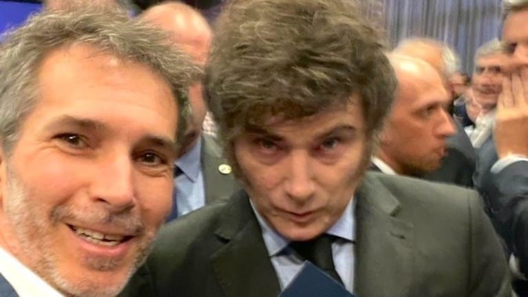 Cossar, sonriente con Milei en la Bolsa de Comercio de Córdoba.