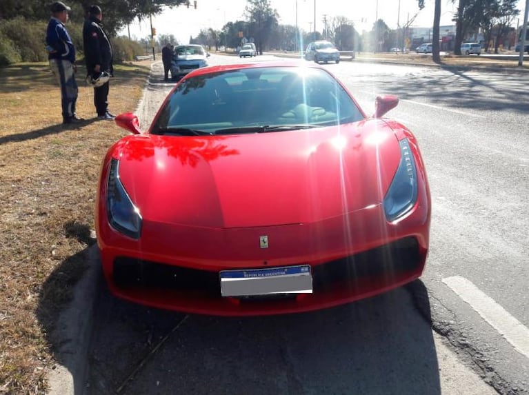 Costoso accidente: chocó una Ferrari de más de 700 mil dólares en Córdoba