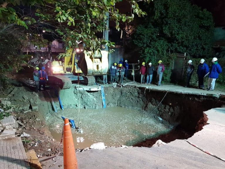 Cráter en la Costanera: baja presión y cortes en el tránsito