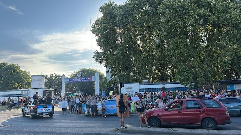 Crece la tensión en Santa Fe por los policías acuartelados: “Se termina cuando nos den lo que queremos”