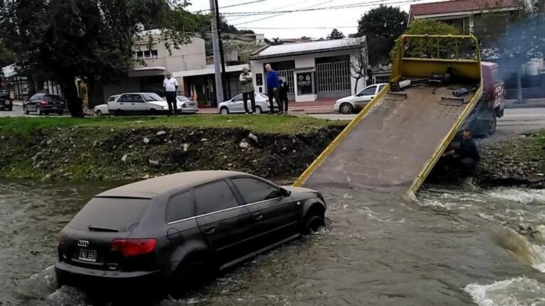 Crecida: así devuelven los autos en un taller de Río Ceballos