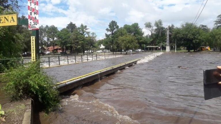 Crecidas de ríos, rutas cortadas y accidentes 