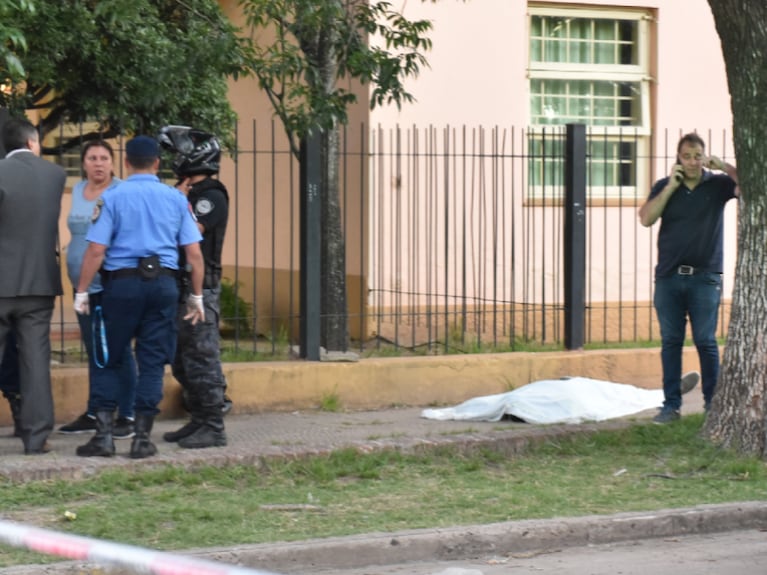 Crimen frente a una escuela en San Francisco: se entregó el asesino del adolescente