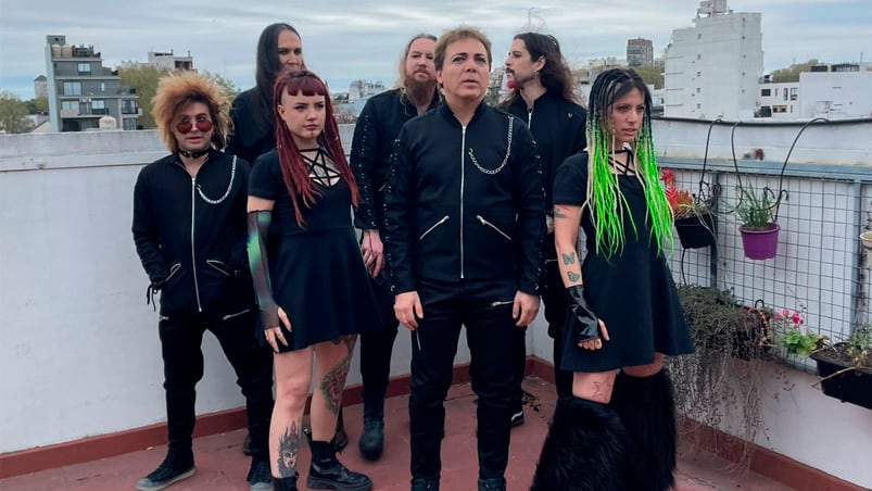 Cristian Castro junto a La Esfinge, su banda de heavy metal.