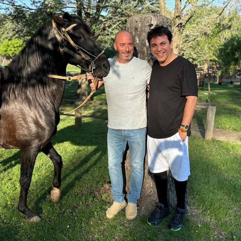 Cristian Castro y Mariela Sánchez disfrutaron de un día de campo en Alta Gracia.