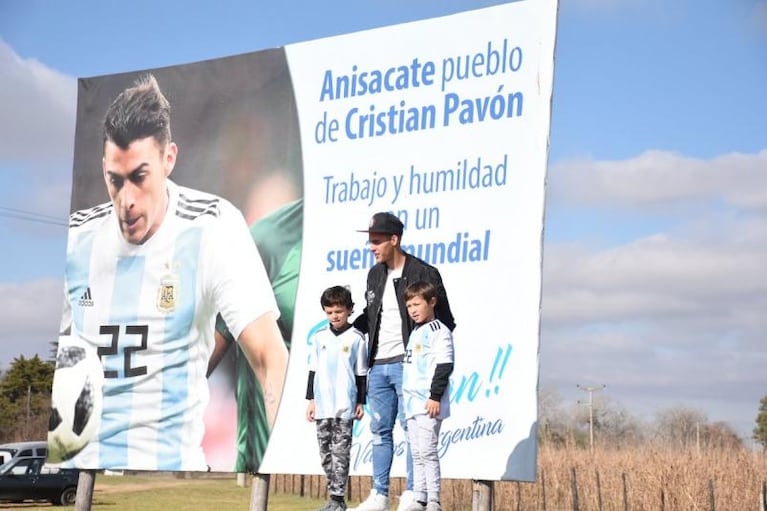 Cristian Pavón estuvo en Anisacate y fue homenajeado