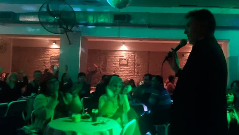 Cristian Reynoso cantó en vivo durante tres noches en el bar céntrico Gold Star.