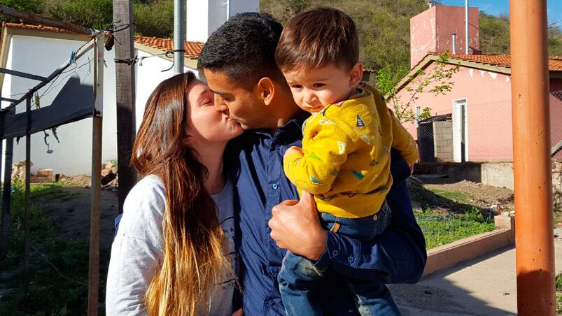 Cristian se reencontró con su mujer y su pequeño hijo.