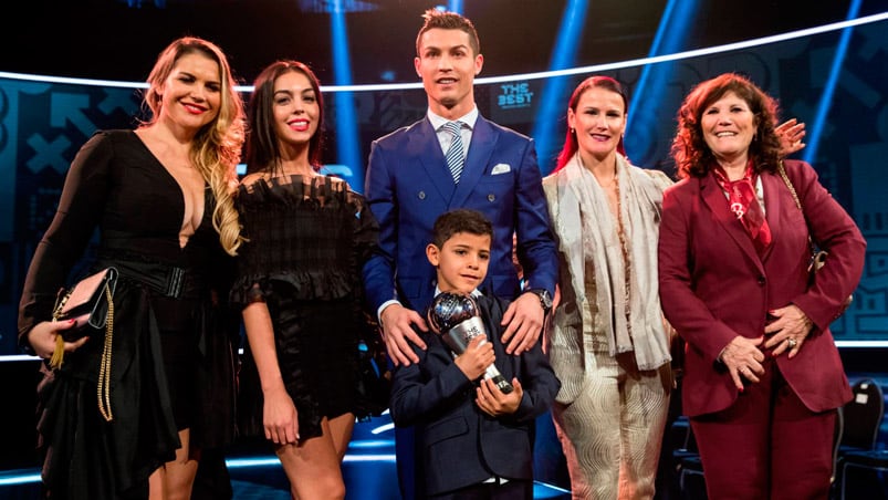 Cristiano junto a su novia, sus heramans, su hijo y su madre.