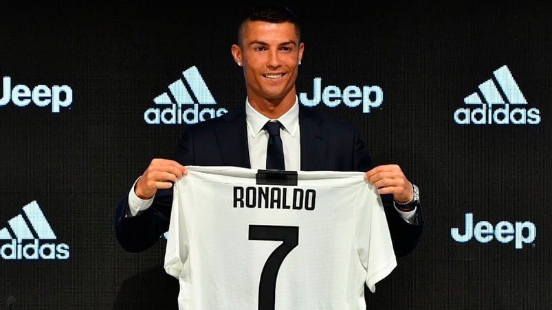 Cristiano posó con la camiseta 7 de la Vecchia Signora. Foto: Juventus.