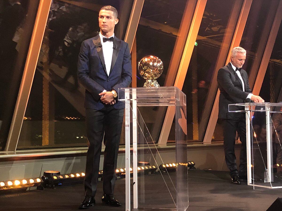 Cristiano posó sonriente con su premio.