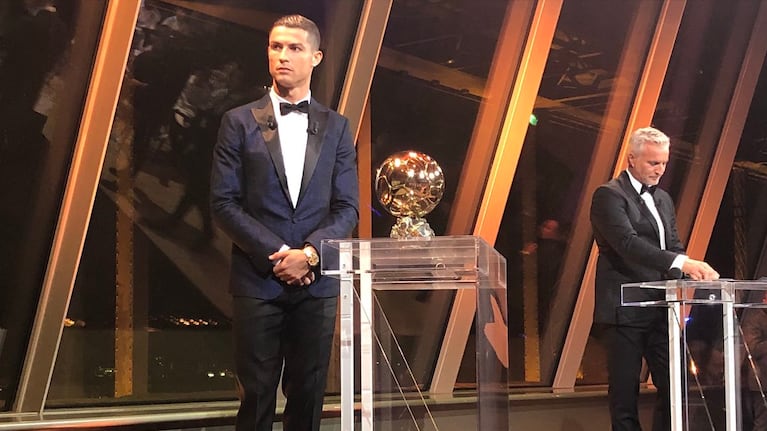 Cristiano posó sonriente con su premio.