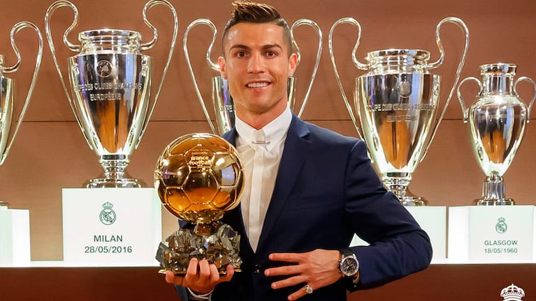 Cristiano recibió su cuarto balón en la sede del Real Madrid.