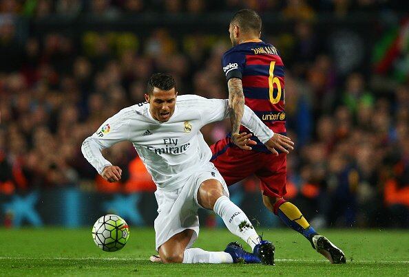 Cristiano Ronaldo cae ante la marca de Dani Alves. 