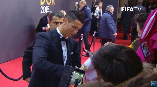 Cristiano Ronaldo firmando a los fanáticos. 