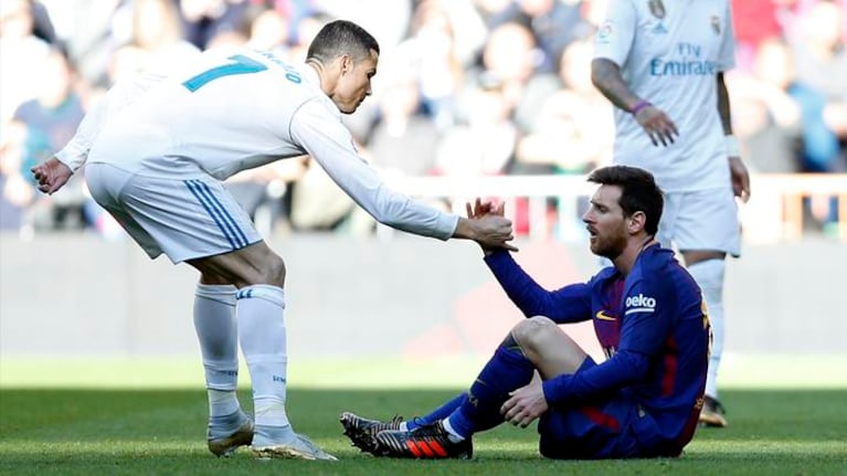Cristiano Ronaldo levantando a Messi en el clásico.