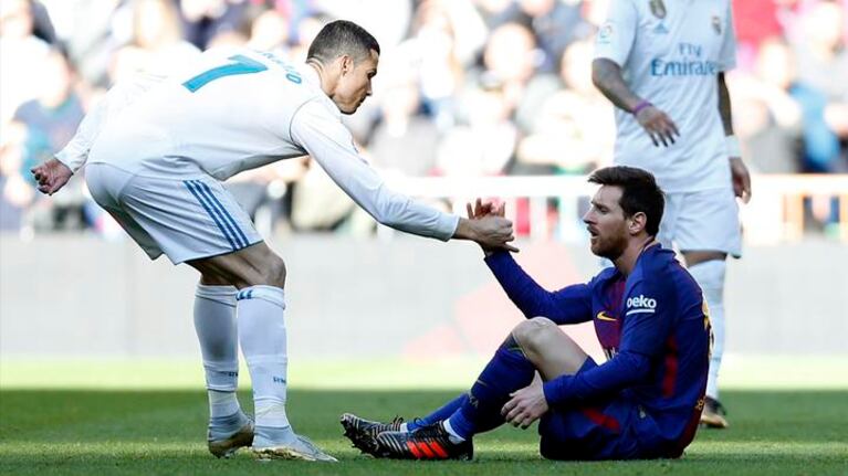 Cristiano Ronaldo levantando a Messi en el clásico.