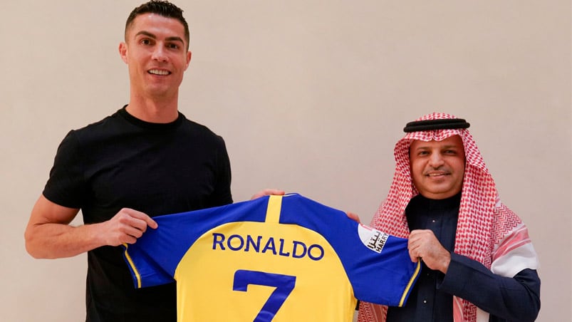 Cristiano Ronaldo posó con la camiseta de su nuevo club.