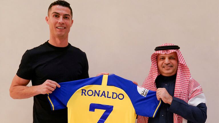 Cristiano Ronaldo posó con la camiseta de su nuevo club.