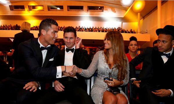 Cristiano saluda a Antonela, ante la mirada de Messi. 