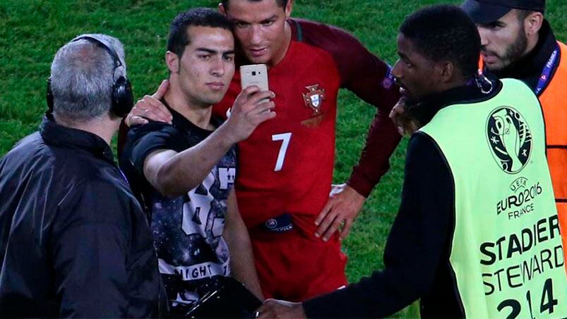 Cristiano se dejó sacar una selfie con un hincha.