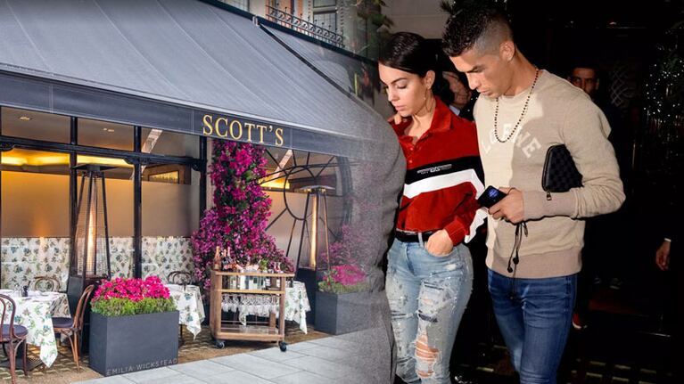 Cristiano y Georgina fueron fotografiados en el lujoso Scott's. / Foto: The Sun