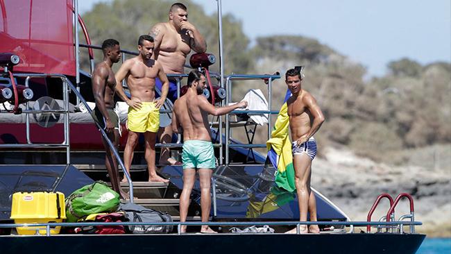 Cristiano y sus amigos disfrutando del sol en un yate.