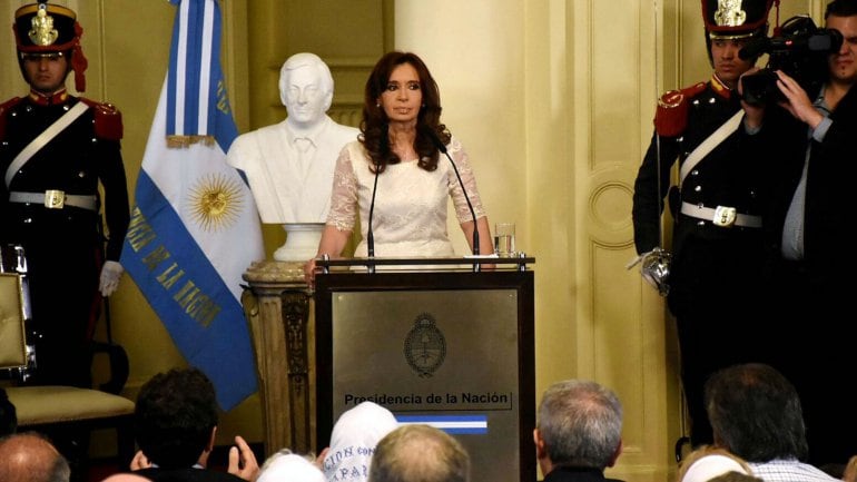 Cristina descubrió un busto de Néstor Kirchner. Foto: Infobae.