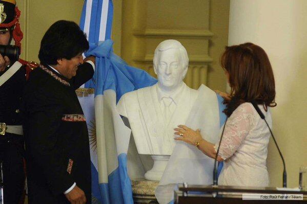 Cristina descubrió un busto de Néstor Kirchner junto a Evo Morales.