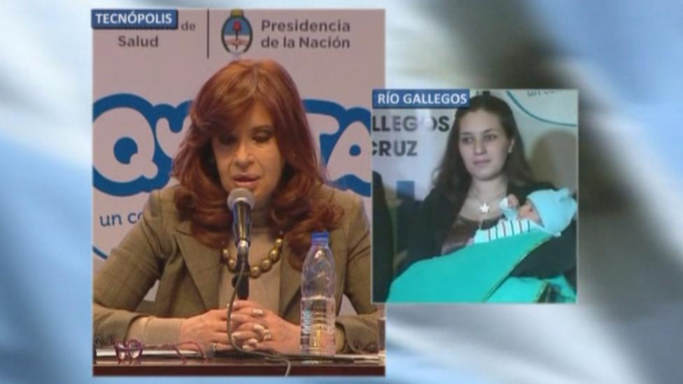 Cristina, desde Tecnópolis por videoconferencia, le entregaba a Milena el primer Kit Qunita 